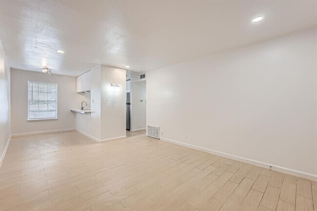 Building Photo - 300 Crockett St