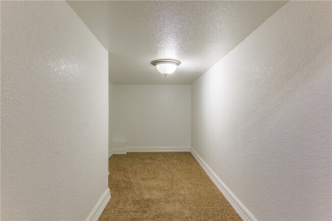 Building Photo - 56 S Woodsprings Dr