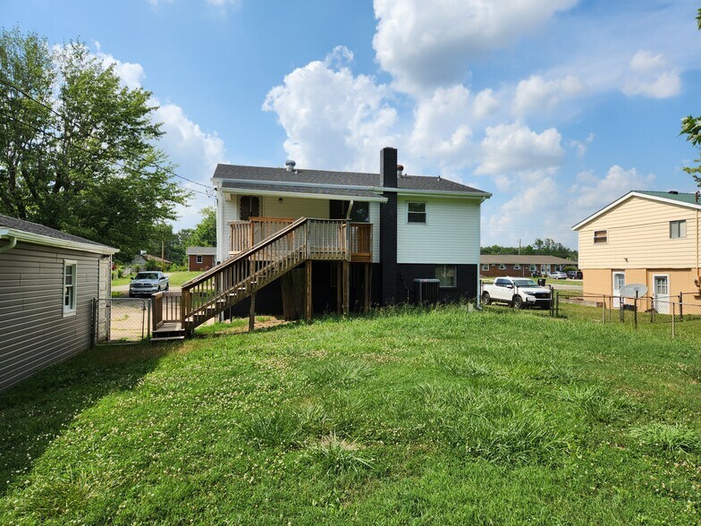 Building Photo - 124 Airport Rd
