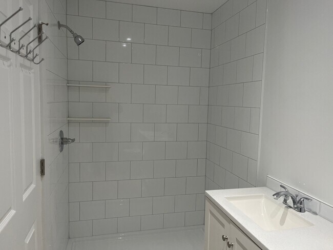 Building Photo - 434 Hurlbutt St