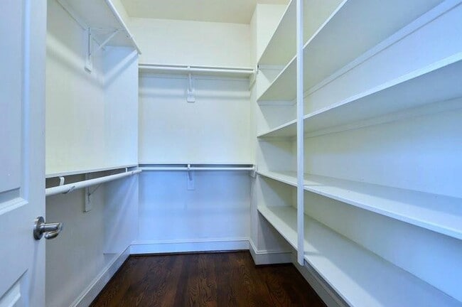 Building Photo - 508 Louise St