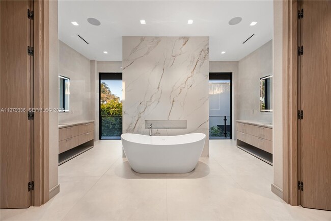 Building Photo - 723 NE 77th St