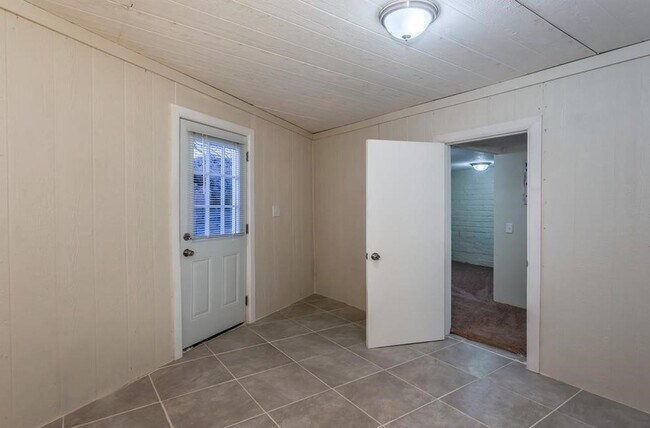 Building Photo - Eclectic 3 Bedroom 1 Bathroom with 2 Offices/Hobby Room
