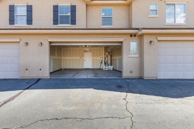 Building Photo - 3 bedroom, 2.5 bathroom St. George Home