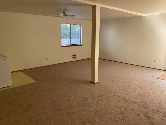 Building Photo - Spacious 3-bed, 2.5-bath house in Wallingf...