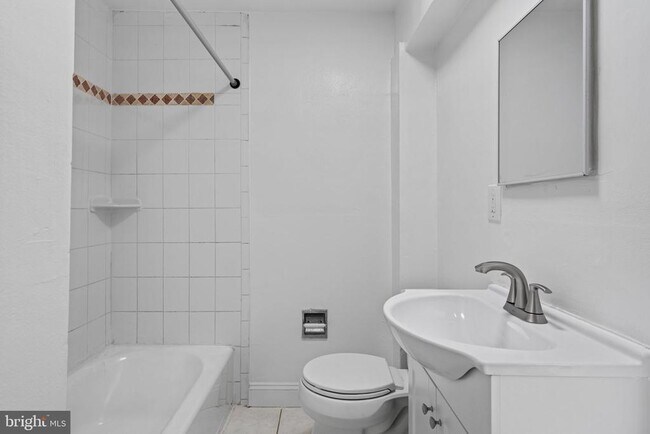 Building Photo - 716 E Railroad Ave