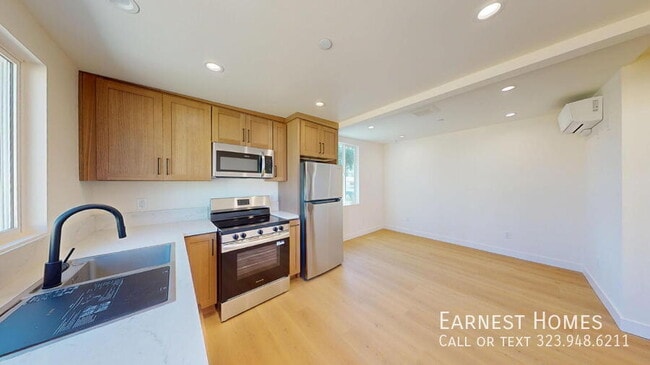 Building Photo - 6443 Satsuma Ave