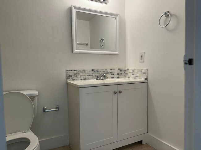 Building Photo - For Rent - Recently Remodeled 1/1 Condo - ...