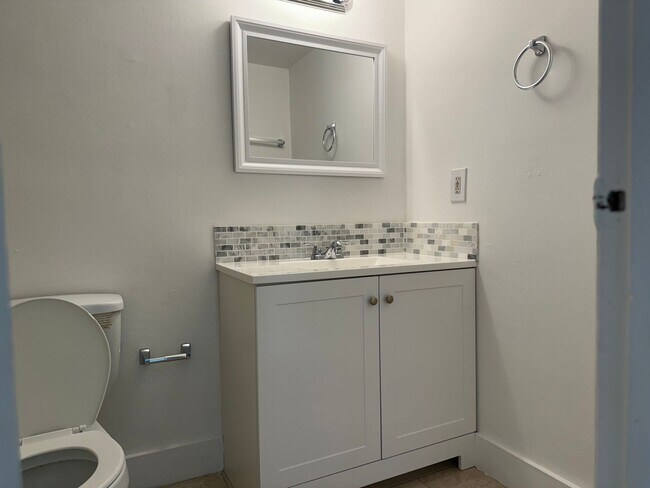 Building Photo - For Rent - Recently Remodeled 1/1 Condo - Great location in Kendall - $1,650