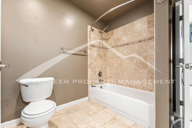Building Photo - Stunning Condo in Denver with AC in a Grea...
