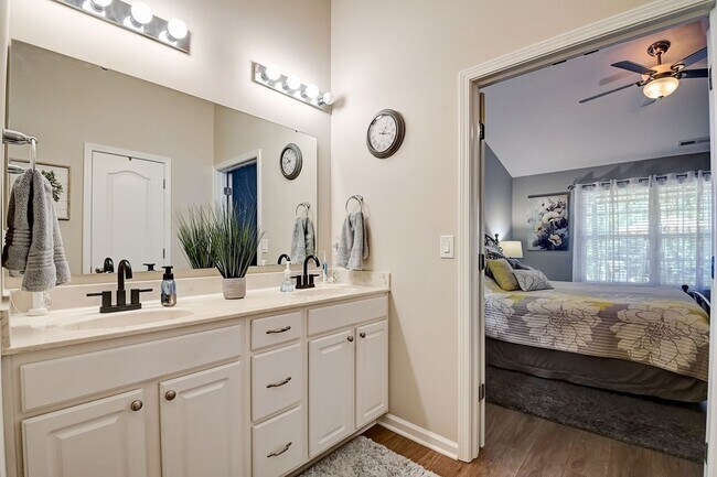 Building Photo - 15884 Brixton Dr
