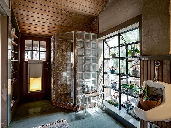 Building Photo - UrbanLiving Inside410 - Calling all "Old H...