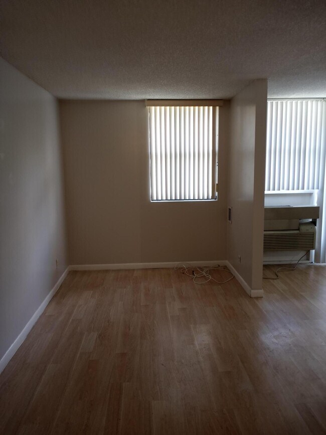 Building Photo - 2771 Riverside Dr