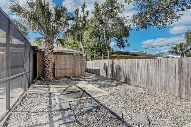 Building Photo - 2545 Venice Dr