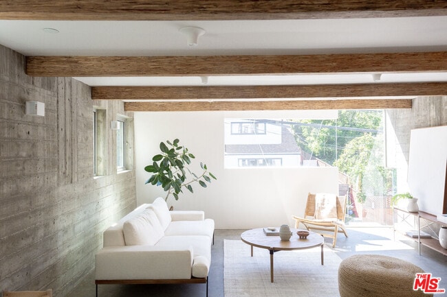 Building Photo - 8870 Wonderland Ave