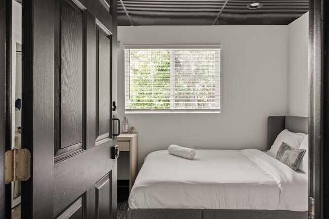 Building Photo - A 5 bedroom, 4 bathroom Fully Furnished Apartment at 1515 1/2 Selby Ave.