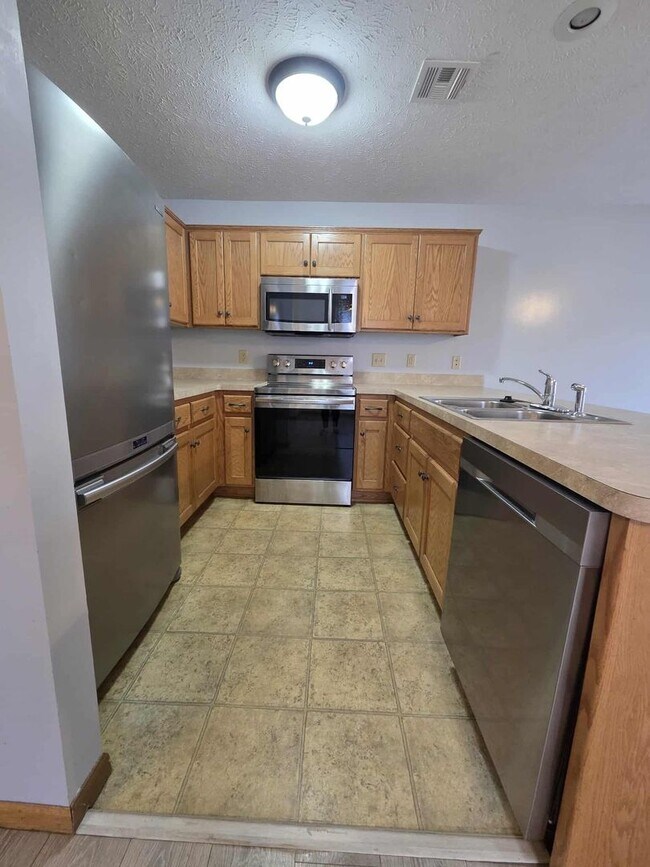 Building Photo - Spacious Town House!!