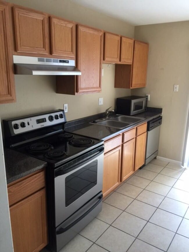 Building Photo - 2 Story Townhouse in Hawthorne Reserve