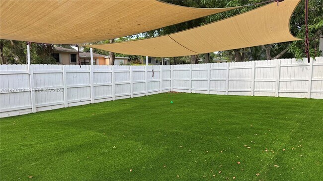 Building Photo - 181 NE 121st St