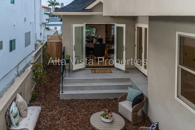 Building Photo - 5606 Dolphin Pl
