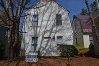 Building Photo - 2 Bedroom House in Central Available Fall 2026