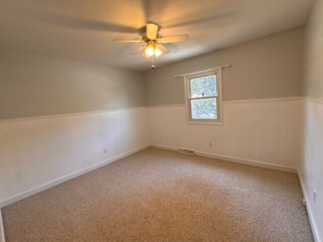 Building Photo - 552 N Country Club Rd