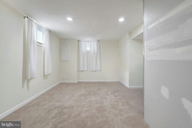 Building Photo - 900 E Tantallon Dr