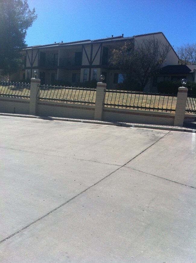 Building Photo - 797 W Mesa Verde Dr