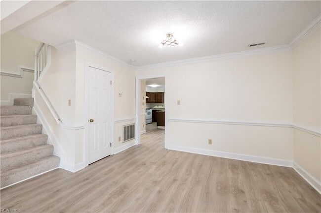 Building Photo - 670 Lord Dunmore Dr