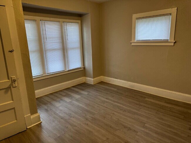 Building Photo - "Milwaukee Duplex: 3 Bedroom 1 Full Bath Lower