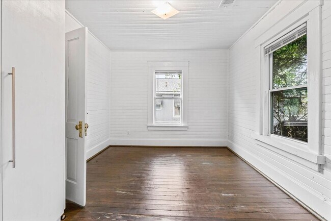 Building Photo - Savannah Eastside Home | 2 Bed 1 Bath | Remodeled Kitchen | In-Unit W/D | Private Driveway