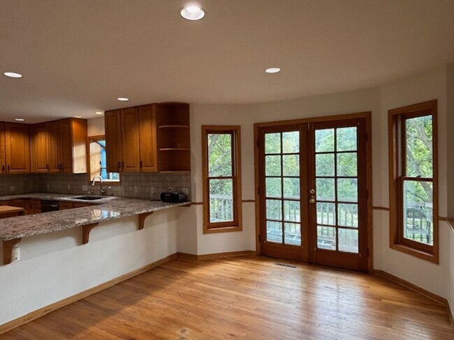 Building Photo - Spacious 4 BR/4 BA Single-Family Home in a...