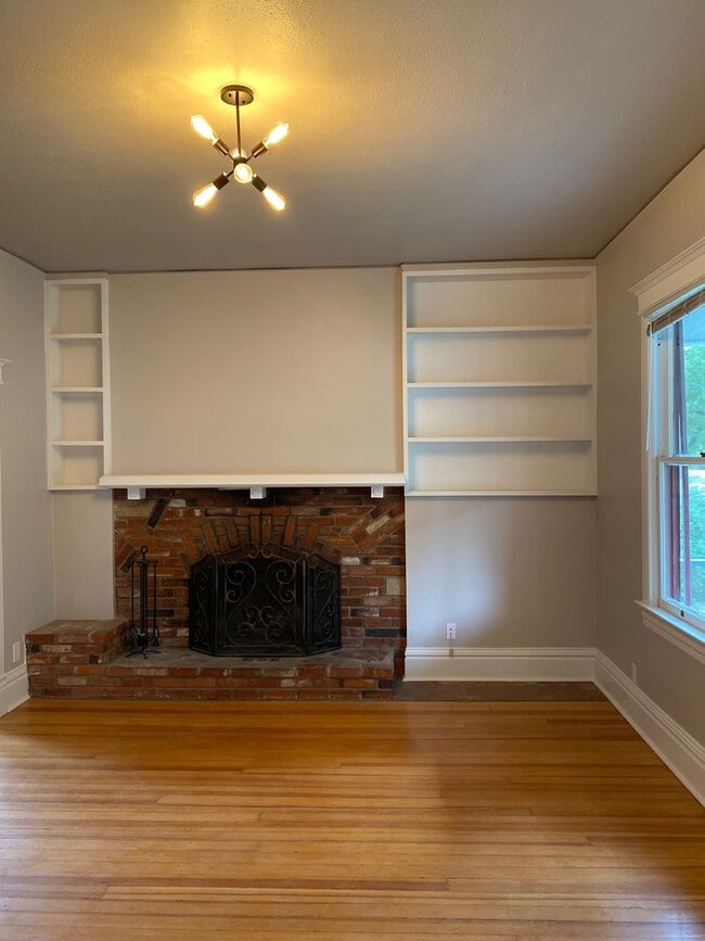 Building Photo - Beautiful 3 bed/2 bath Near Downtown!