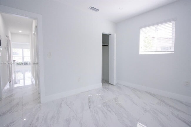 Building Photo - 320 NE 172nd St