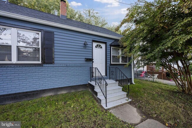 Building Photo - 821 S Woodlynn Rd