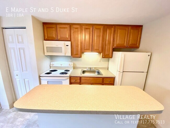 Building Photo - 451 E Maple St