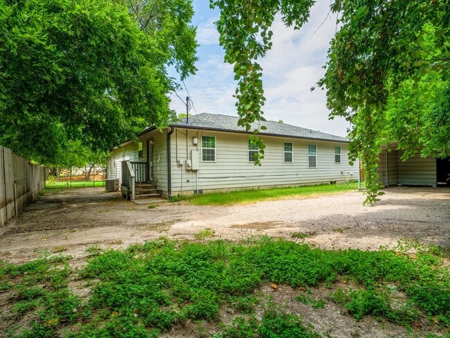 Building Photo - 601 E Marble St