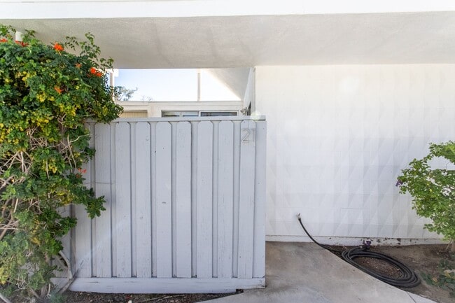 Building Photo - Mid-Century in Rancho Mirage!