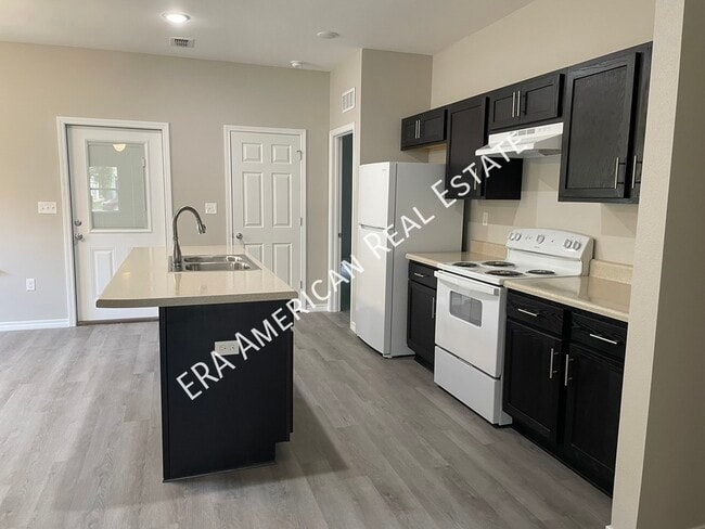 Building Photo - 709 Robinson Ave E