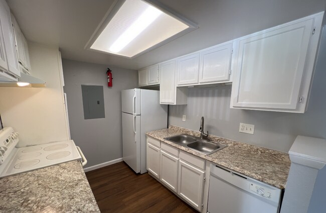 Building Photo - Spacious ground level 3 bedroom Condo in R...