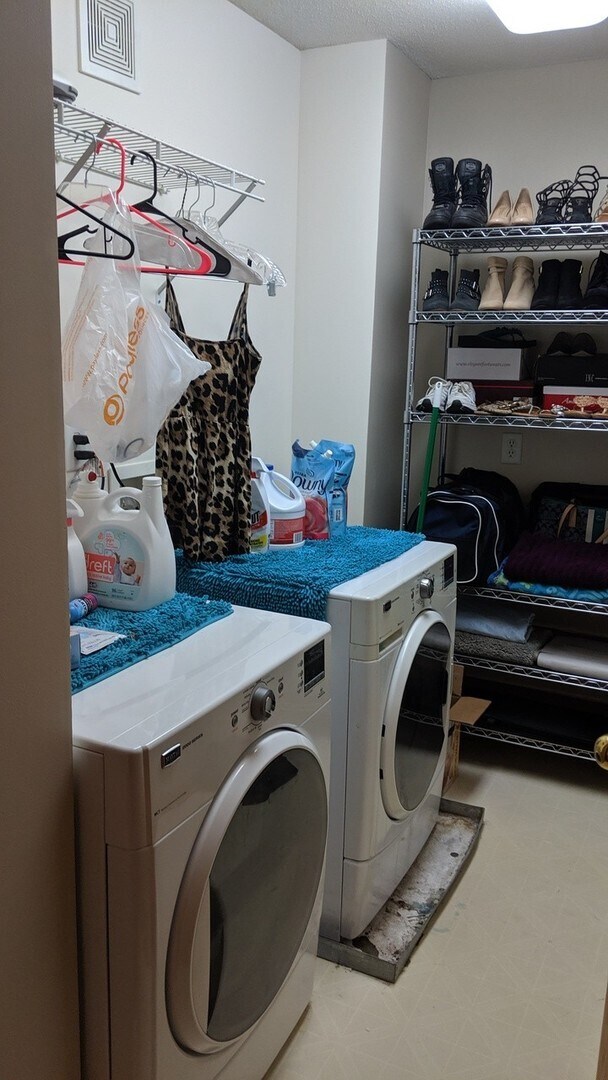 Building Photo - Location location location! This beautiful Fridley 3 bedroom townhouse, dont miss out!