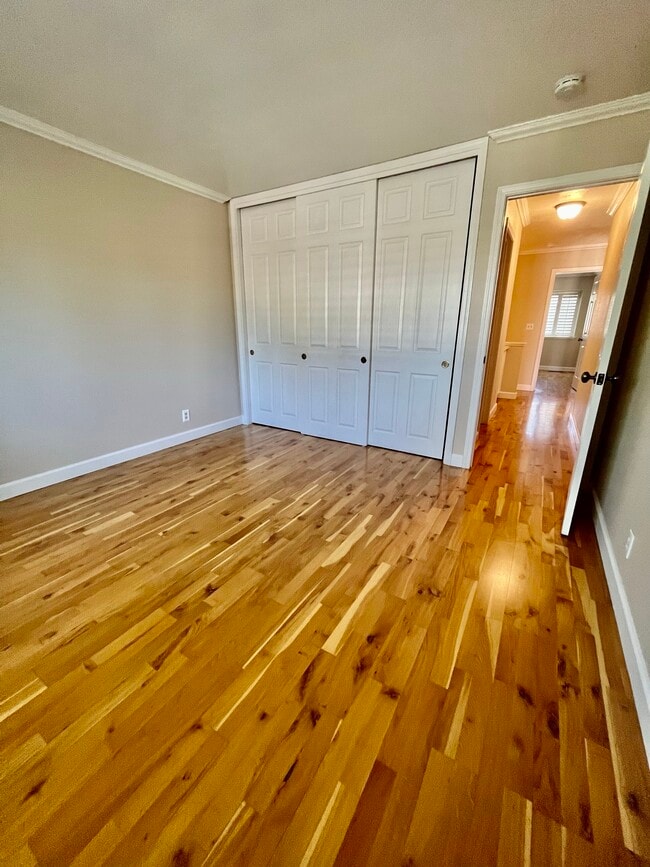 Building Photo - 185 Easy St