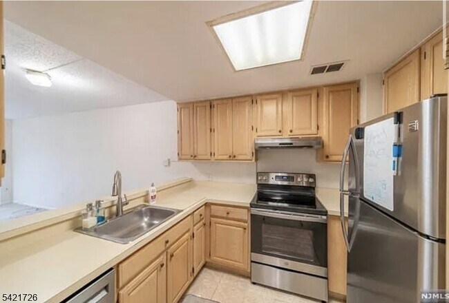 Building Photo - 310 Lookout Ave