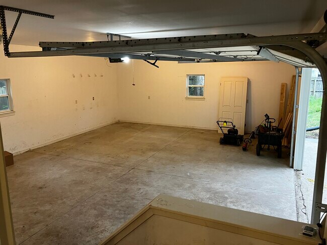 Garage - 805 NW B St