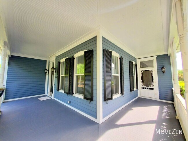Building Photo - 17011 Hedgerow Park Rd