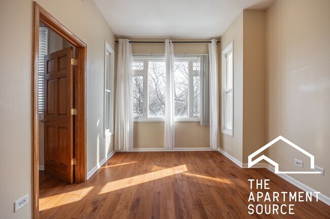 Building Photo - 2028 N Hamlin Ave