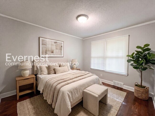 Building Photo - 2 Bed/1 Bath Home with Off-Street Parking / Available Now!