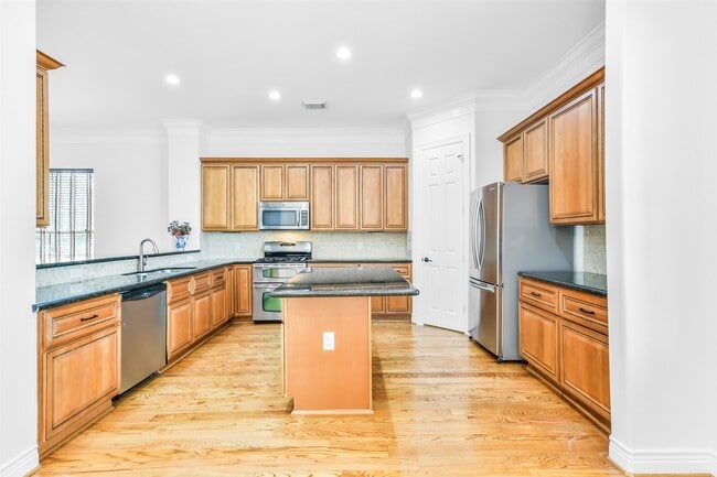 Building Photo - 1529 Rosewood St