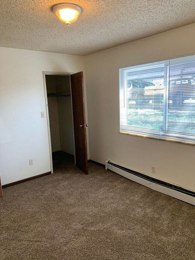 Building Photo - 2 Bed, 1 Bath Apartment for Rent in East Loveland! Move in special - 2 Weeks Free, Flexible lease...