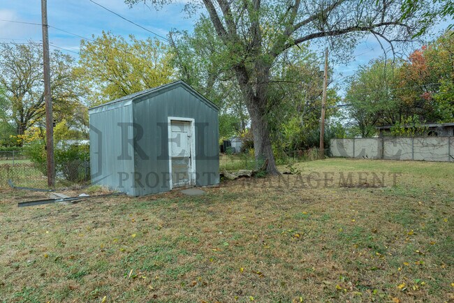 Building Photo - 726 S Bonn St